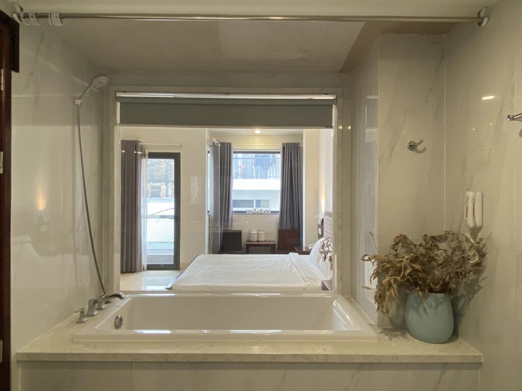 Nice Studio with Bathtup balcony for rent on Tran Hung Dao street District 1 City Center 2