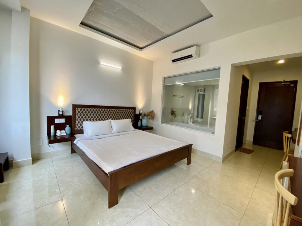 Nice Studio with Bathtup balcony for rent on Tran Hung Dao street District 1 City Center 4