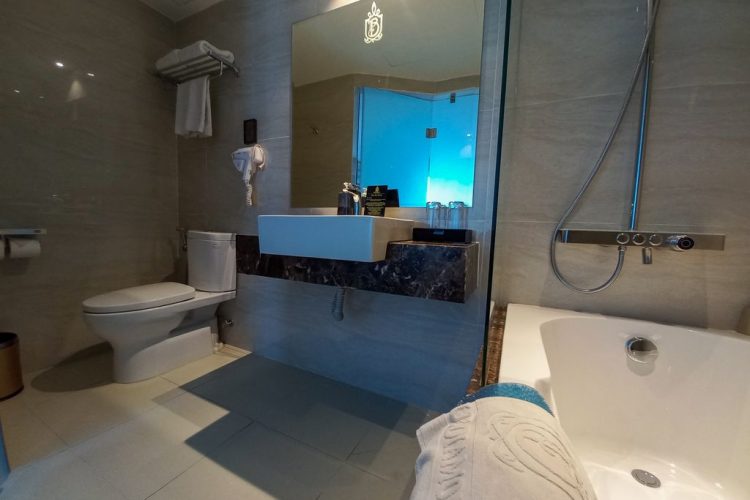 Large windows Elegant Hotel room in District 1 Le Thanh Ton street 6