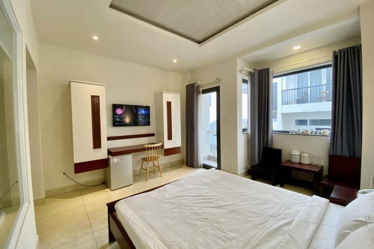 Nice Studio with Bathtup balcony for rent on Tran Hung Dao street District 1 City Center 1