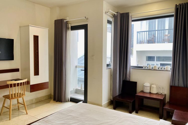 Nice Studio with Bathtup balcony for rent on Tran Hung Dao street District 1 City Center 6