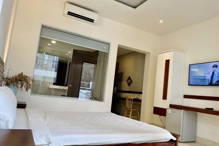 Nice Studio with Bathtup balcony for rent on Tran Hung Dao street District 1 City Center 7